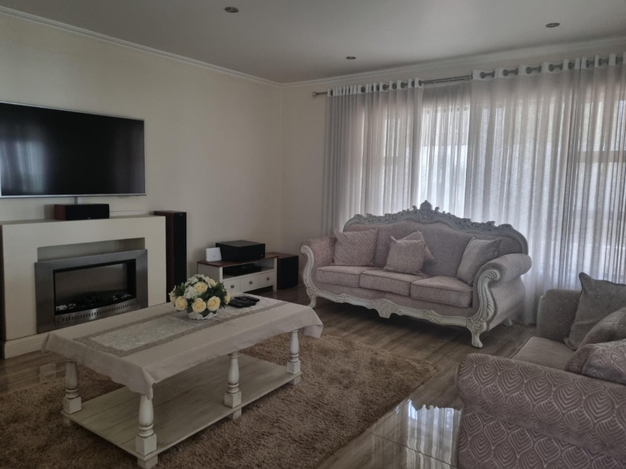 To Let 8 Bedroom Property for Rent in Xanadu North West